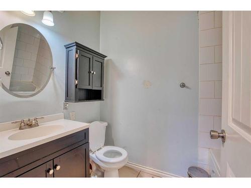 1043 Canfield Crescent Sw, Calgary, AB - Indoor Photo Showing Bathroom