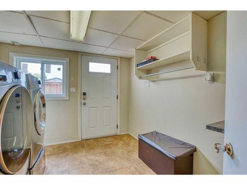 1043 Canfield Crescent Sw, Calgary, AB - Indoor Photo Showing Laundry Room