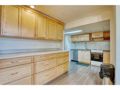 1043 Canfield Crescent Sw, Calgary, AB - Indoor Photo Showing Kitchen