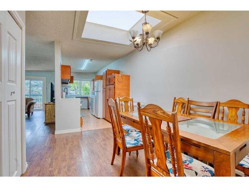 1043 Canfield Crescent Sw, Calgary, AB - Indoor Photo Showing Dining Room