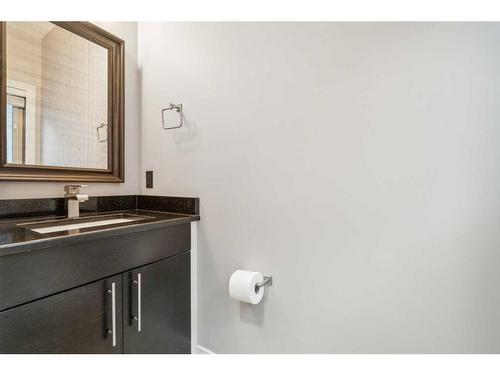 2427 52 Avenue Sw, Calgary, AB - Indoor Photo Showing Bathroom