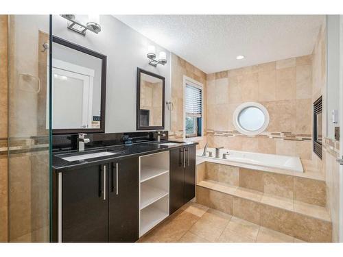 2427 52 Avenue Sw, Calgary, AB - Indoor Photo Showing Bathroom
