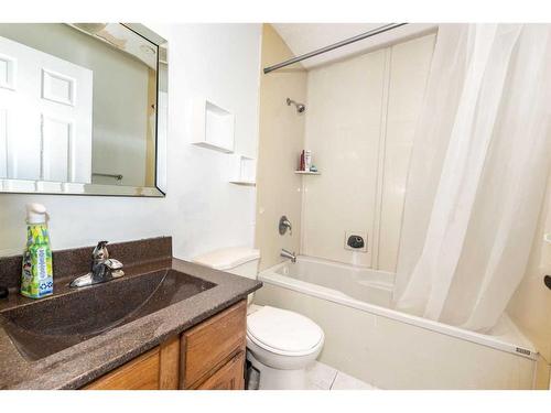 136 Glamis Terrace Sw, Calgary, AB - Indoor Photo Showing Bathroom