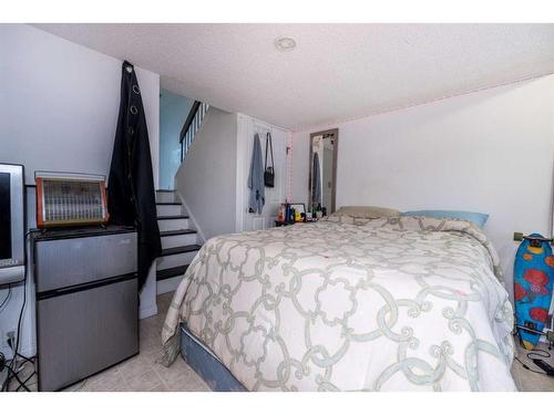 136 Glamis Terrace Sw, Calgary, AB - Indoor Photo Showing Bedroom