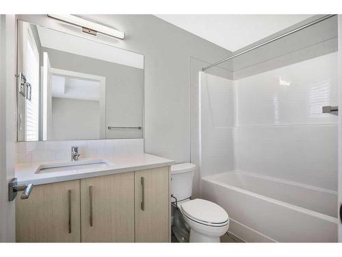 70 Mallard Heath Se, Calgary, AB - Indoor Photo Showing Bathroom