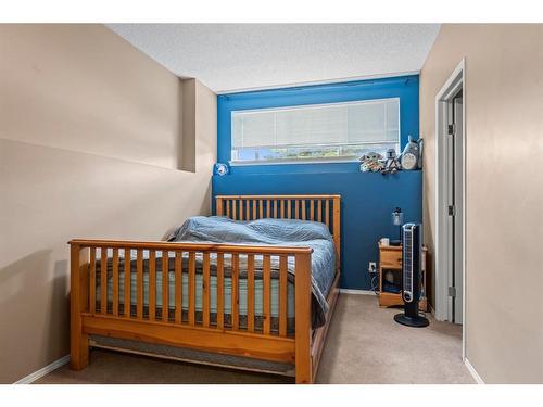 194 Copperfield Gardens Se, Calgary, AB - Indoor Photo Showing Bedroom