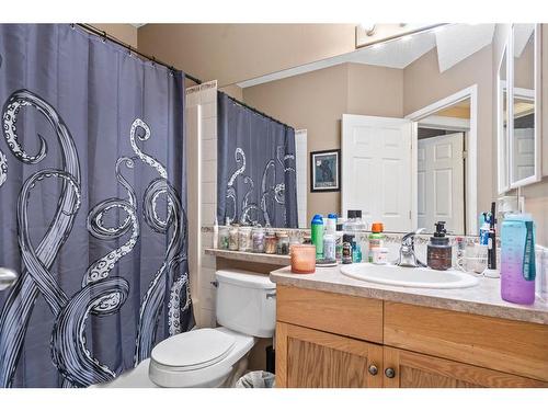 194 Copperfield Gardens Se, Calgary, AB - Indoor Photo Showing Bathroom