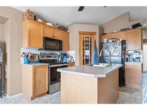 194 Copperfield Gardens Se, Calgary, AB - Indoor Photo Showing Kitchen