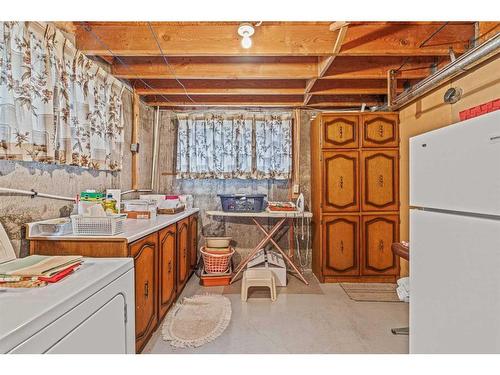 120 Beaver Street, Banff, AB - Indoor Photo Showing Laundry Room