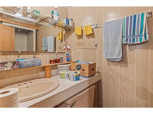 120 Beaver Street, Banff, AB - Indoor Photo Showing Bathroom