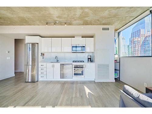 2408-1010 6 Street Sw, Calgary, AB - Indoor Photo Showing Kitchen With Stainless Steel Kitchen