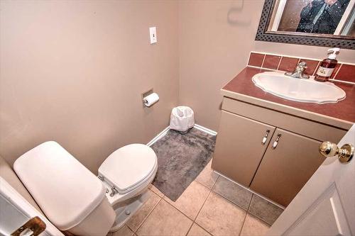 8 Hawkmount Close Nw, Calgary, AB - Indoor Photo Showing Bathroom