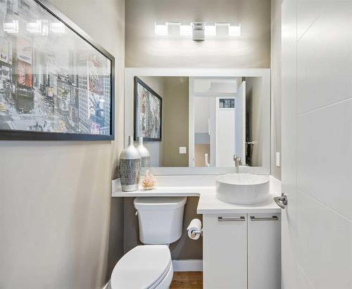 817 22 Avenue Nw, Calgary, AB - Indoor Photo Showing Bathroom