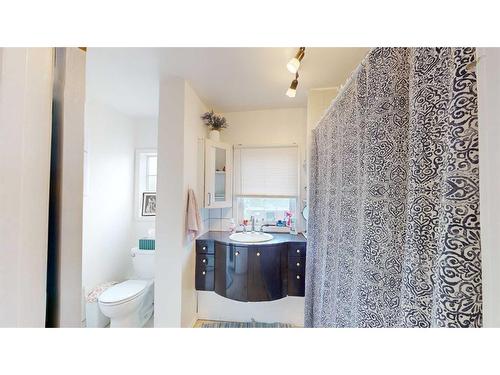 1625 23 Avenue Sw, Calgary, AB - Indoor Photo Showing Bathroom