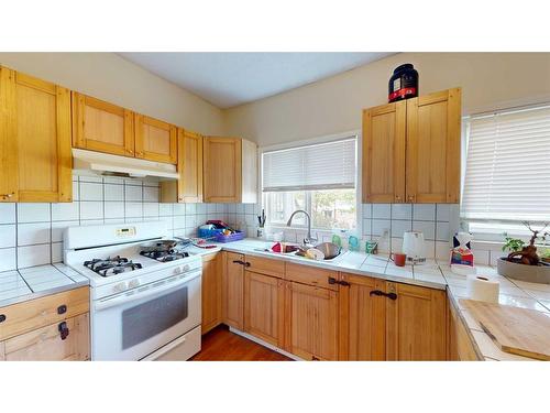 1625 23 Avenue Sw, Calgary, AB - Indoor Photo Showing Kitchen With Double Sink