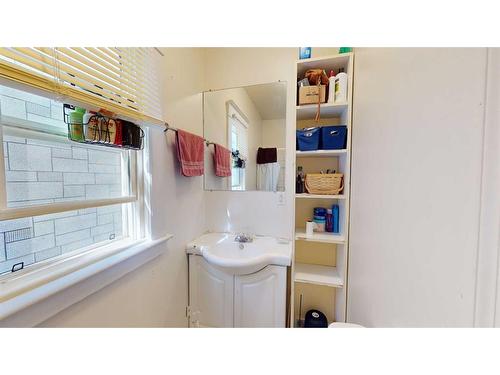 1625 23 Avenue Sw, Calgary, AB - Indoor Photo Showing Bathroom