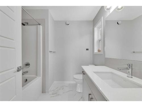427 Lucas Boulevard Nw, Calgary, AB - Indoor Photo Showing Bathroom