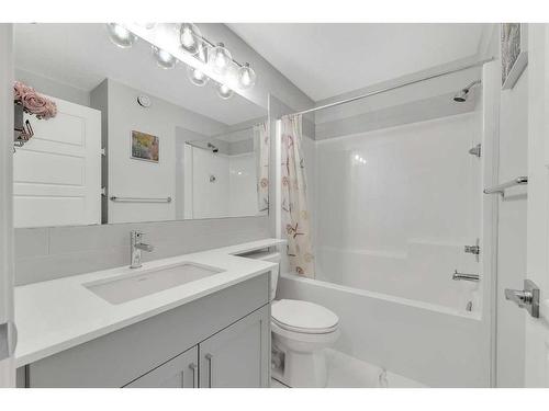 427 Lucas Boulevard Nw, Calgary, AB - Indoor Photo Showing Bathroom