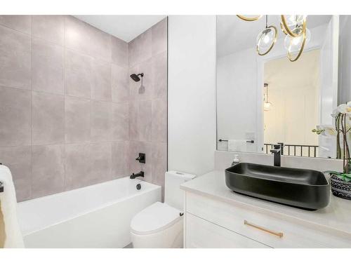 407 Wilkinson Place Se, Calgary, AB - Indoor Photo Showing Bathroom