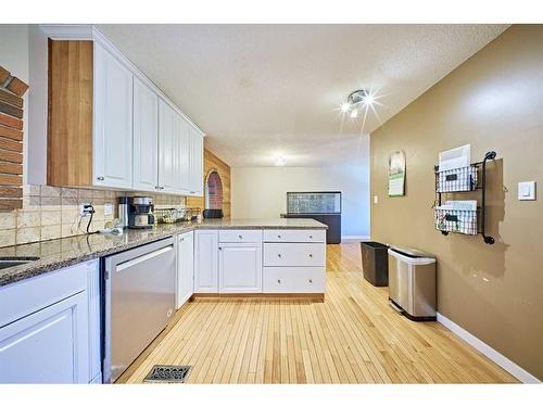4820 49 Avenue Nw, Calgary, AB - Indoor Photo Showing Kitchen
