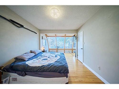 4820 49 Avenue Nw, Calgary, AB - Indoor Photo Showing Bedroom