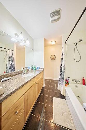 4820 49 Avenue Nw, Calgary, AB - Indoor Photo Showing Bathroom