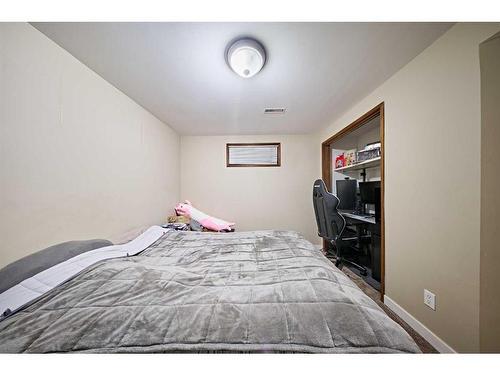 4820 49 Avenue Nw, Calgary, AB - Indoor Photo Showing Bedroom