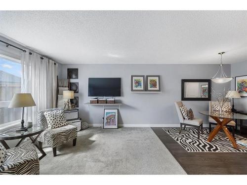 1080 Kings Heights Road Se, Airdrie, AB - Indoor Photo Showing Living Room