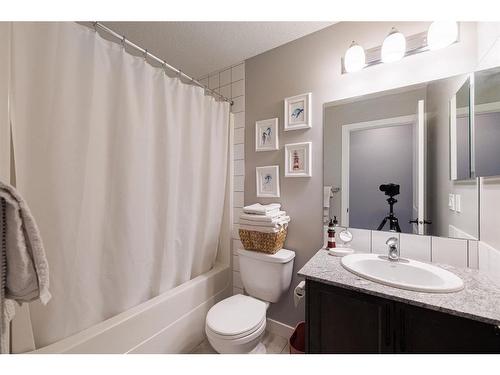 1080 Kings Heights Road Se, Airdrie, AB - Indoor Photo Showing Bathroom