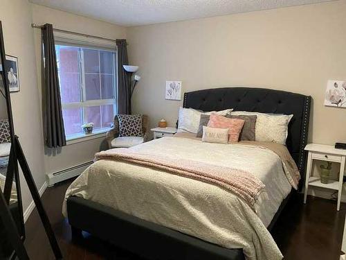 322-5115 Richard Road Sw, Calgary, AB - Indoor Photo Showing Bedroom