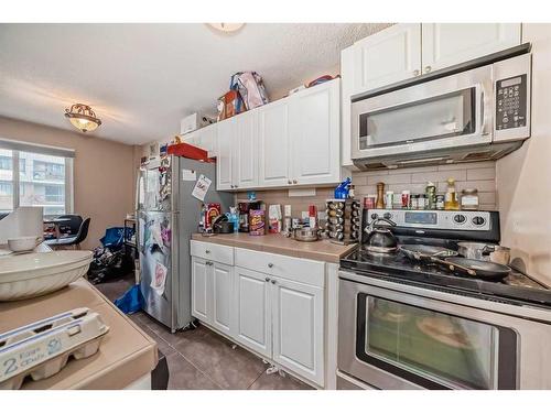 202-635 57 Avenue Sw, Calgary, AB - Indoor Photo Showing Kitchen