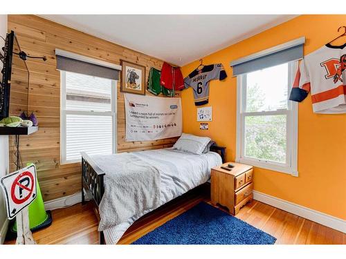 68 6 Street Ne, Calgary, AB - Indoor Photo Showing Bedroom