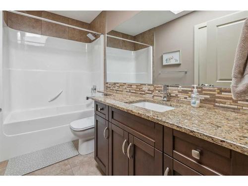 422 38 Street Sw, Calgary, AB - Indoor Photo Showing Bathroom