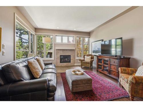 422 38 Street Sw, Calgary, AB - Indoor Photo Showing Living Room With Fireplace