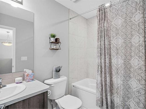784 Osborne Drive Sw, Airdrie, AB - Indoor Photo Showing Bathroom