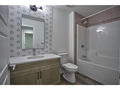 87 Hotchkiss Manor Se, Calgary, AB - Indoor Photo Showing Bathroom