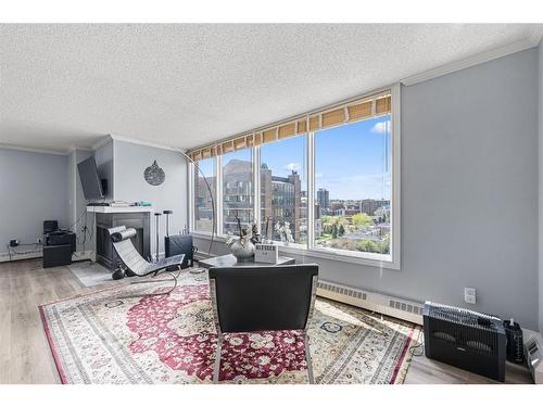 1150-1001 13 Avenue Sw, Calgary, AB - Indoor Photo Showing Living Room