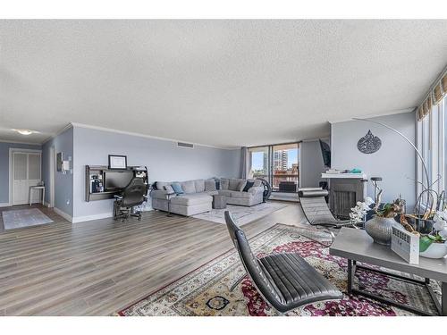 1150-1001 13 Avenue Sw, Calgary, AB - Indoor Photo Showing Living Room