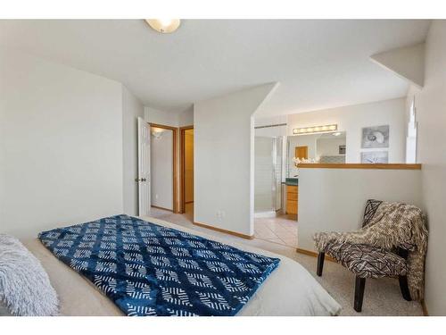 32 Sierra Nevada Rise Sw, Calgary, AB - Indoor Photo Showing Bedroom