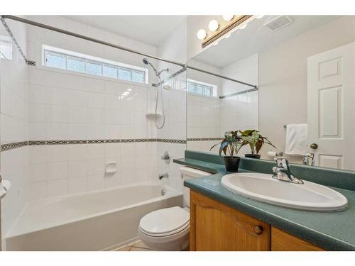 32 Sierra Nevada Rise Sw, Calgary, AB - Indoor Photo Showing Bathroom