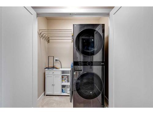 12 Strathcona Crescent Sw, Calgary, AB - Indoor Photo Showing Laundry Room
