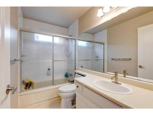 12 Strathcona Crescent Sw, Calgary, AB - Indoor Photo Showing Bathroom