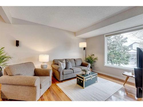 12 Strathcona Crescent Sw, Calgary, AB - Indoor Photo Showing Living Room