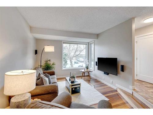 12 Strathcona Crescent Sw, Calgary, AB - Indoor Photo Showing Other Room