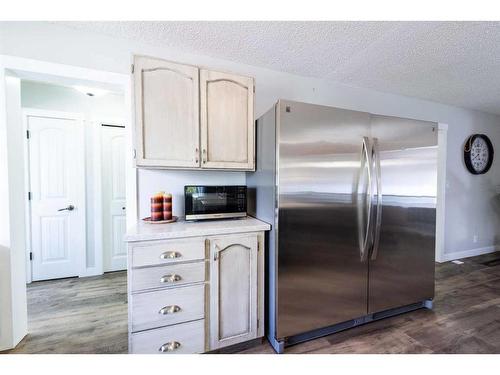 19 Dry Creek Bay, Airdrie, AB - Indoor Photo Showing Kitchen