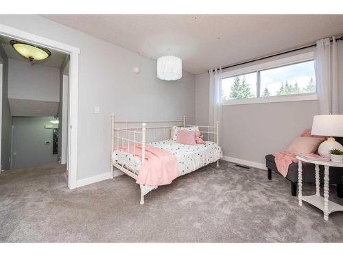 19 Dry Creek Bay, Airdrie, AB - Indoor Photo Showing Bedroom