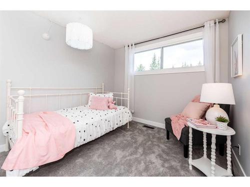 19 Dry Creek Bay, Airdrie, AB - Indoor Photo Showing Bedroom
