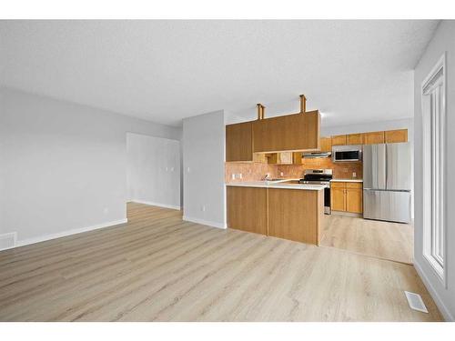 140 Sanderling Rise Nw, Calgary, AB - Indoor Photo Showing Kitchen