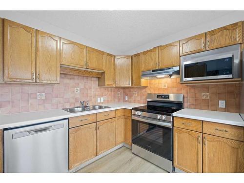 140 Sanderling Rise Nw, Calgary, AB - Indoor Photo Showing Kitchen With Double Sink