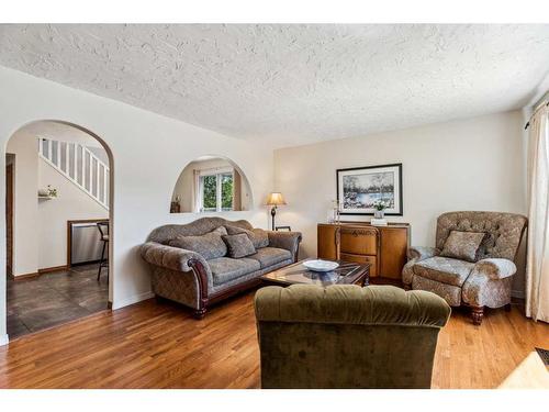 7644 Hunterburn Hill Nw, Calgary, AB - Indoor Photo Showing Living Room